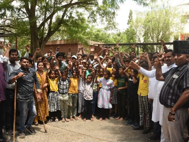 “छिन रहा अब शिक्षा का अधिकार: मध्यप्रदेश में आठ हजार स्कूल बंद, डेढ़ लाख बच्चों का भविष्य अधर में”