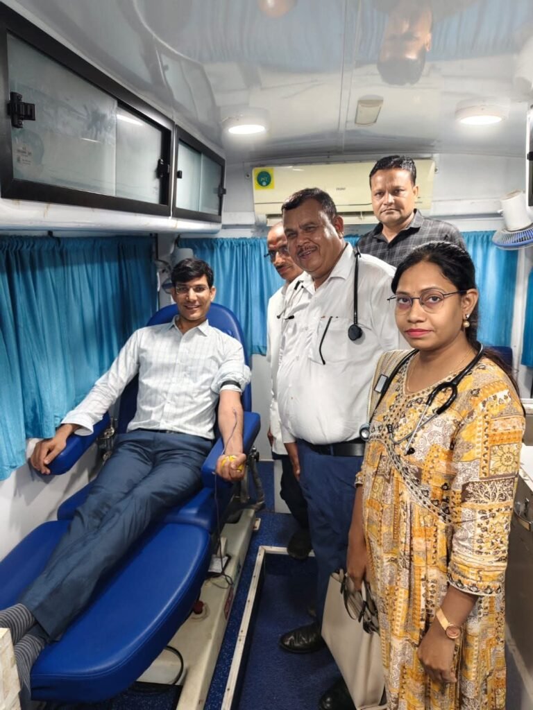 कलेक्टर श्री जांगिड़ ने किया रक्तदान