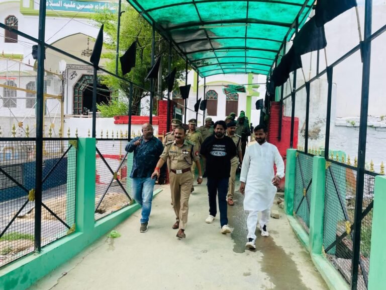 आगामी मोहर्रम पर्व के मद्देनजर पुलिस उपायुक्त (सेंट्रल) श्री श्रवण कुमार सिंह ने थाना कोहना क्षेत्र स्थित बड़ी कर्बला का भ्रमण कर सुरक्षा व्यवस्थाओं का लिया जायजा।