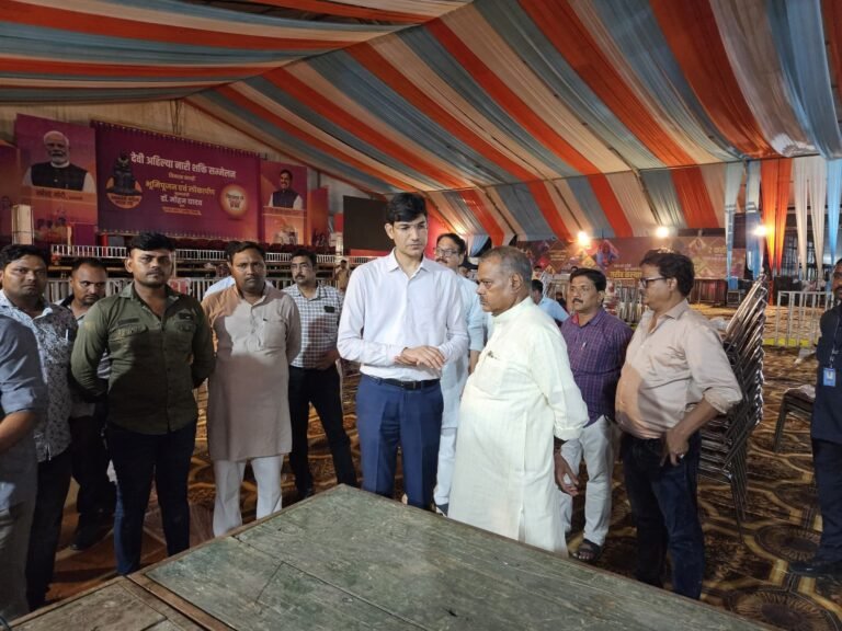 प्रभारी मंत्री श्री नारायन सिंह कुशवाह ने मुख्यमंत्री कार्यक्रम के मुख्य समारोह स्थल का निरीक्षण किया।