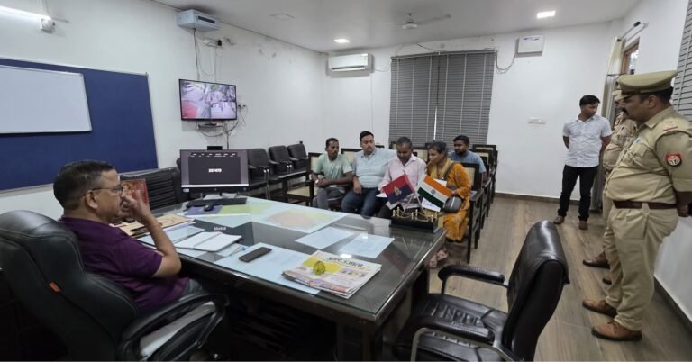 कानपुर ब्रेकिंग पुलिस उपायुक्त दक्षिण, श्री दीपेंद्र नाथ चौधरी द्वारा अपने कार्यालय पर जन-सुनवाई