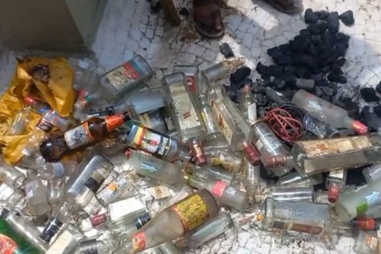 24 કલાક સિક્યુરિટી હોવા છતાં દારૂની ખાલી બોટલોના ઢગલાં – લાપરવાહ શાસન?