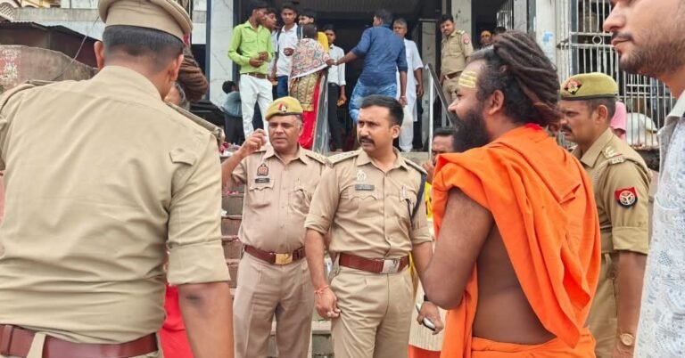 सहायक पुलिस आयुक्त कर्नलगंज श्री अमित चौरसिया द्वारा परमट मंदिर परिसर का निरीक्षण किया गया