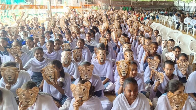 ‘गिरनी दिवाली’ का अनूठा पर्व: गिर सिंहों के संरक्षण के लिए सावरकुंडला में ३,००० से अधिक लोगों की महा-रैली