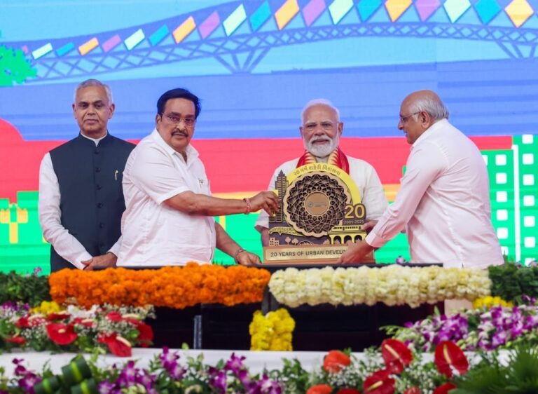 मोहन के विचारों से दूर कांग्रेस, स्वदेशी का नया सुदर्शन चक्र: पीएम मोदी का गुजरात से राष्ट्रवादी संदेश