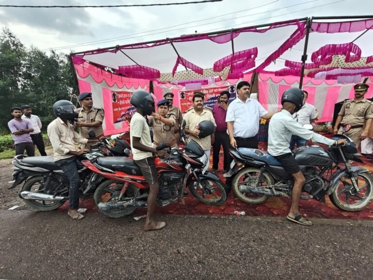 सड़क सुरक्षा के प्रति जागरूकता हेतु दोपहिया चालकों को हेलमेट वितरण