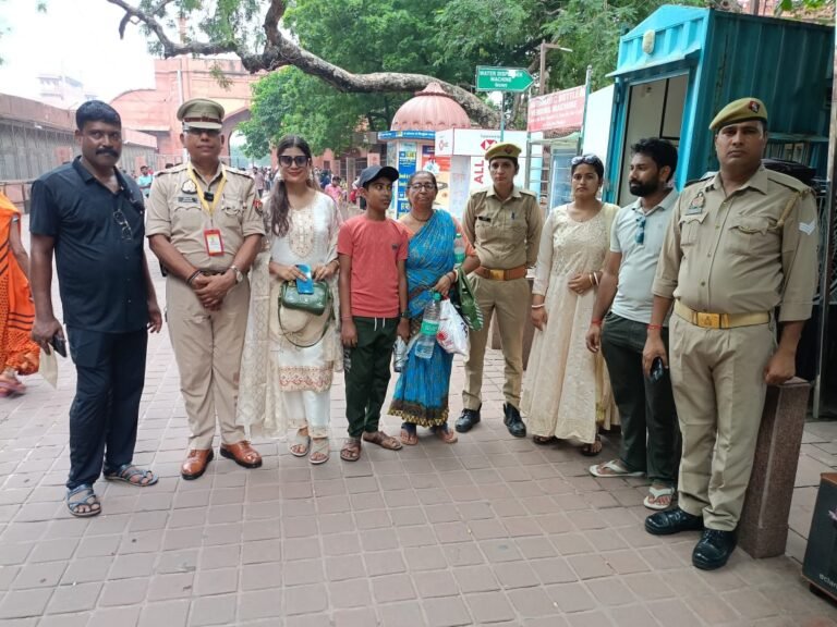 🚨 ताजमहल में गुम हुई पर्यटक महिला को पुलिस ने परिजनों से मिलवाया 🚨