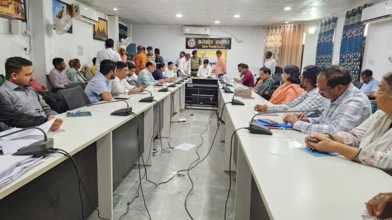 आज कलेक्ट्रेट सभागार में आयोजित जनसुनवाई में कलेक्टर श्री लोकेश कुमार जांगिड़ ने आमजन की समस्याओं को सुना और 87 आवेदनों पर कार्यवाही की गई।