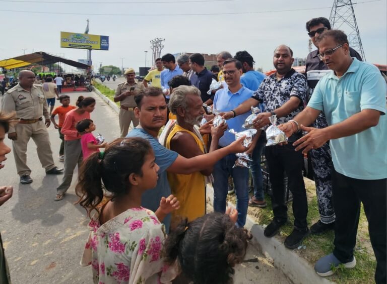 कानपुर में समाजसेवियों ने बाढ़ पीड़ितों को लंच पैकेट किये वितरण