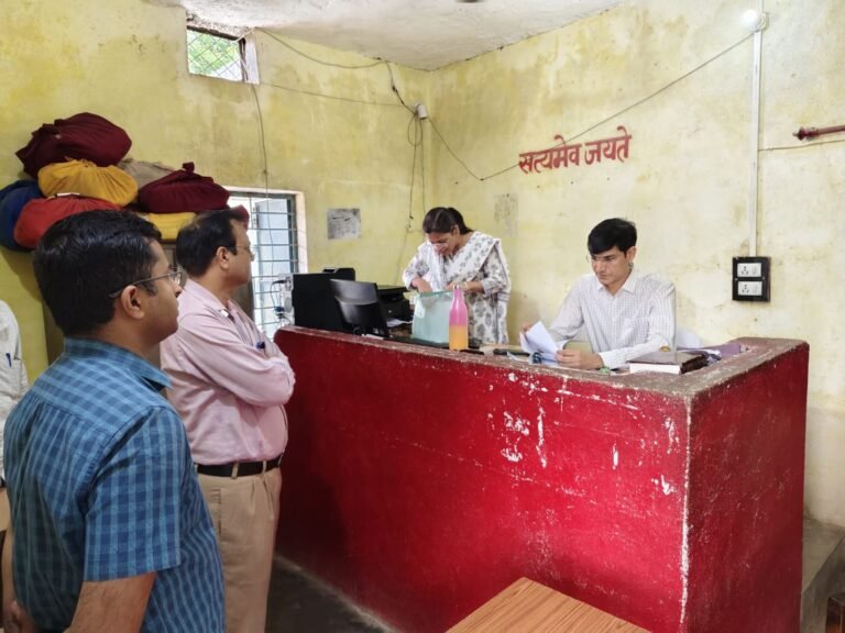 कलेक्टर ने पृथ्वीपुर तहसील कार्यालय का औचक निरीक्षण किया