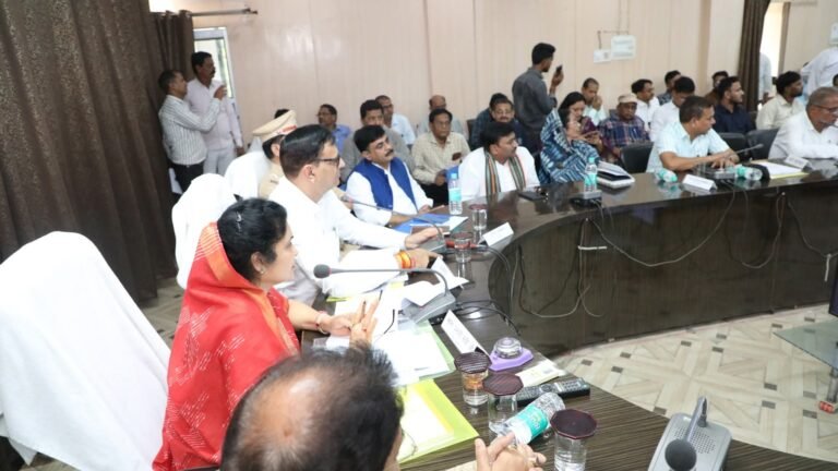 टीकमगढ़ में विकास योजनाओं की समीक्षा बैठक सम्पन्न