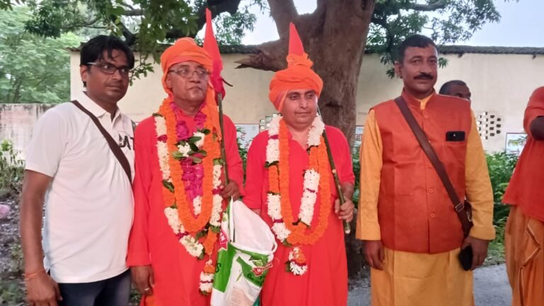 गाँववासियों ने गाजे-बाजे के साथ विदा किए एडवोकेट शैलेन्द्र व त्रिवेन्द्र दुबे गया जी पितृपक्ष श्राद्ध हेतु रवाना, गाँव में हर्षोल्लास का माहौल