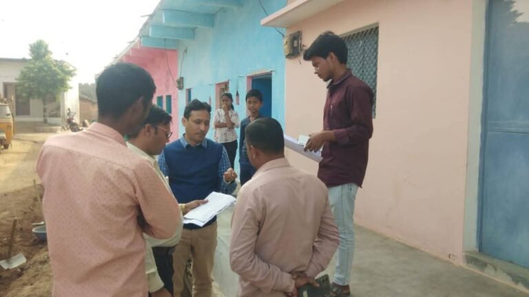 निवाड़ी में अधिकारियों ने किया SIR कार्य का निरीक्षण, बीएलओ ऐप में डेटा अपलोडिंग पर दिया जोर