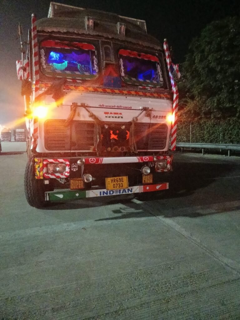 यमुना एक्सप्रेस-वे पर टैंकर और कैंटर की भीषण टक्कर, कैंटर चालक की मौत; एक्सप्रेस-वे पर बढ़ते हादसों से दहशत