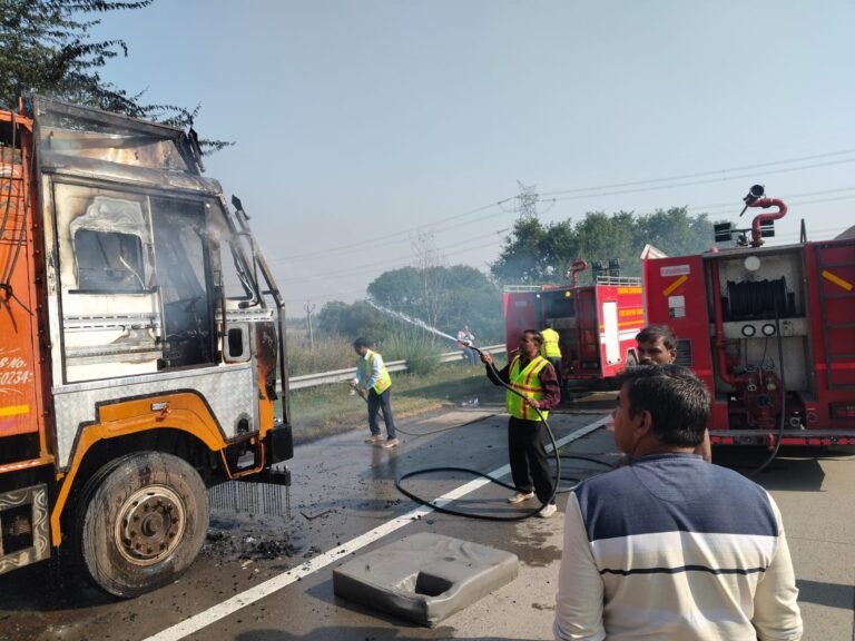 यमुना एक्सप्रेसवे पर चलते ट्रक में लगी आग, बड़ा हादसा टला
