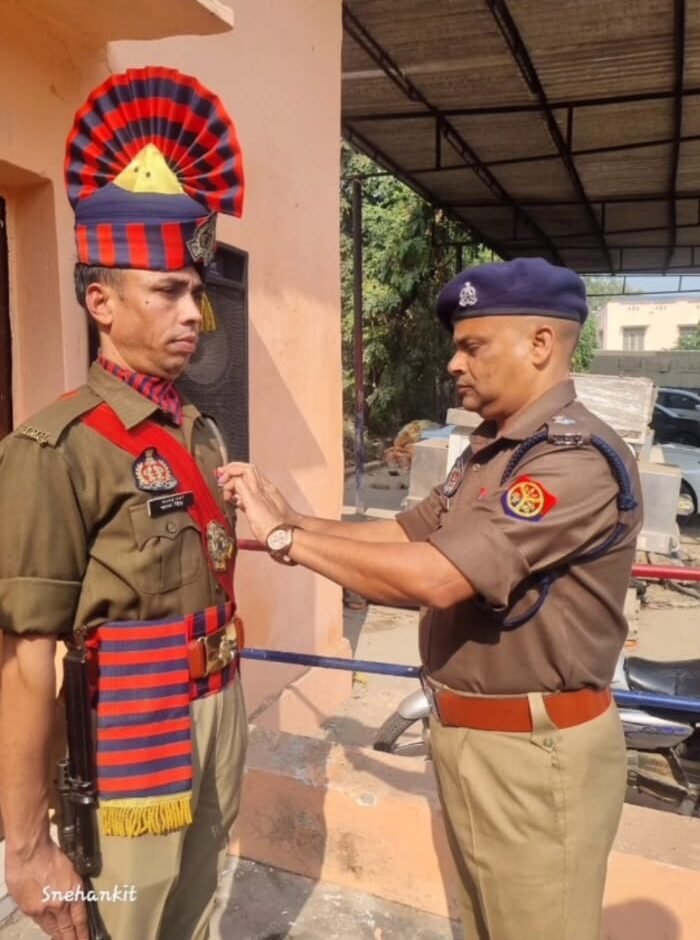 यूपी पुलिस झंडा दिवस पर एसपी ग्रामीण ने किया ध्वजारोहण, शौर्य और सेवा को सलाम