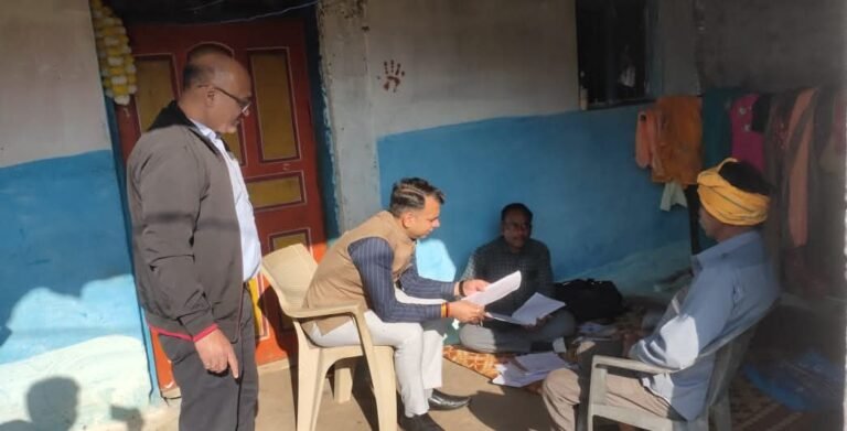 कलेक्टर ने किया मतदाता सूची पुनरीक्षण के अंतर्गत गणना प्रपत्र वितरण एवं प्रविष्टि कार्य का निरीक्षण