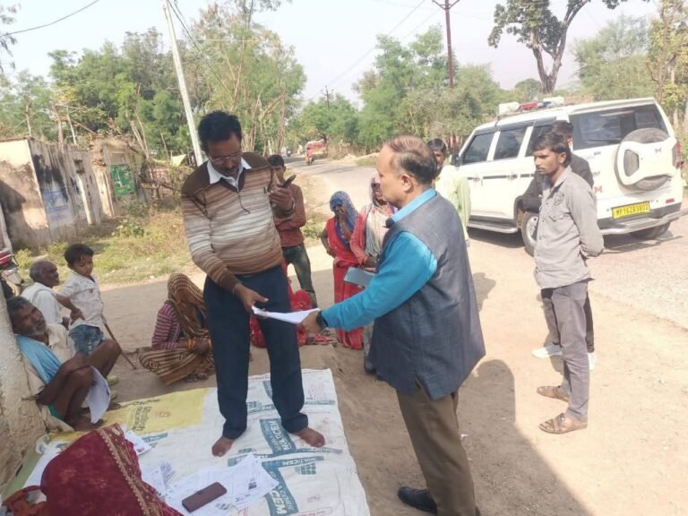 कलेक्टर के निर्देश पर अधिकारियों ने किया एसआईआर कार्य का निरीक्षण