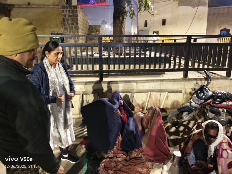 कड़कड़ाती ठंड में कलेक्टर जमुना भिडे का मानवीय पहल: रात में ओरछा नगर पहुँचीं, जरूरतमंदों को बाँटे कंबल और गर्म कपड़े