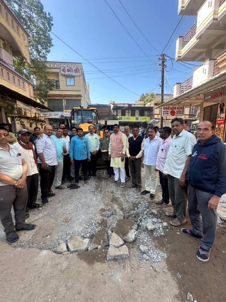 માલવણમાં આર.સી.સી. રોડ કામનું ધારાસભ્યશ્રી ડૉ. કુબેરભાઈ ડીંડોરના હસ્તે ખાતમુહૂર્ત