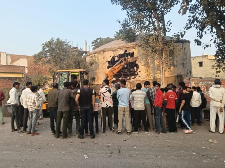 गोवर्धन तहसील के गांव मगोर्रा में पानी की टंकी ध्वस्त, ग्रामीणों में पानी को लेकर हाहाकार