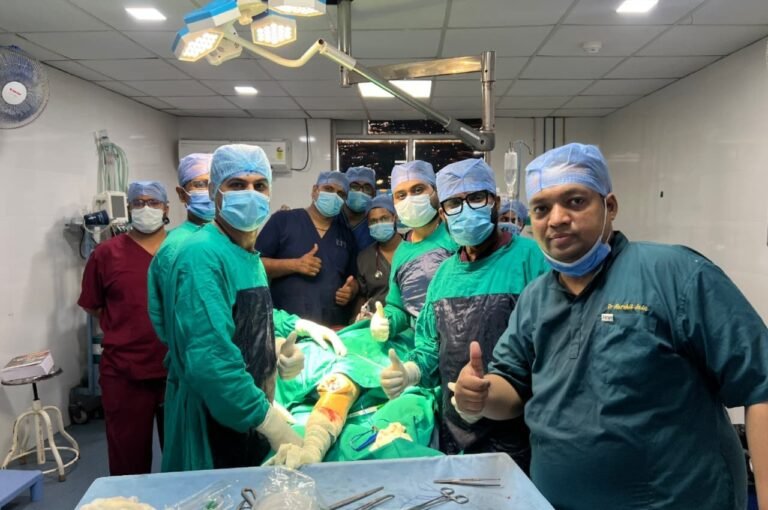के.एम. हॉस्पिटल के डॉक्टरों का कमाल: 76 वर्षीय बुजुर्ग का सफल टोटल नी रिप्लेसमेंट, आयुष्मान योजना के तहत मिला मुफ्त इलाज