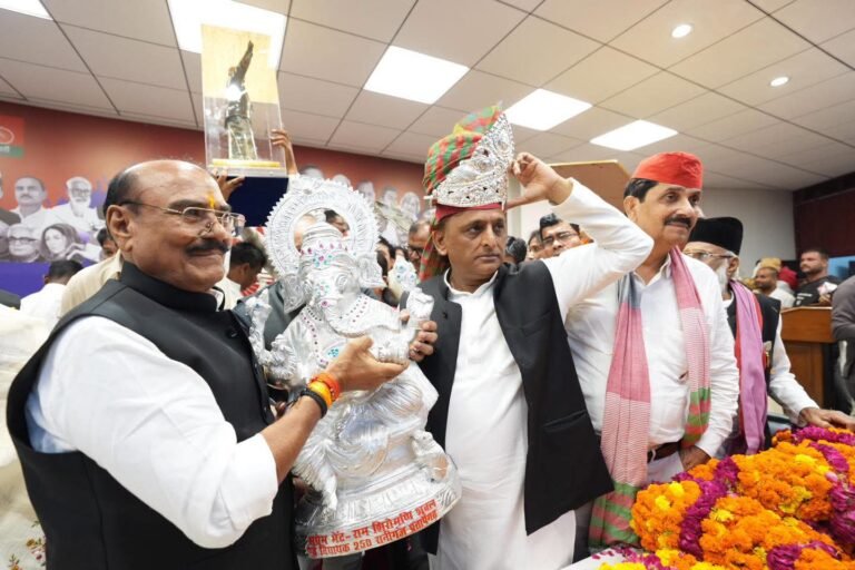पूर्व विधायक राम शिरोमणि शुक्ला ने थामा सपा का दामन, अखिलेश यादव ने दिलाई सदस्यता