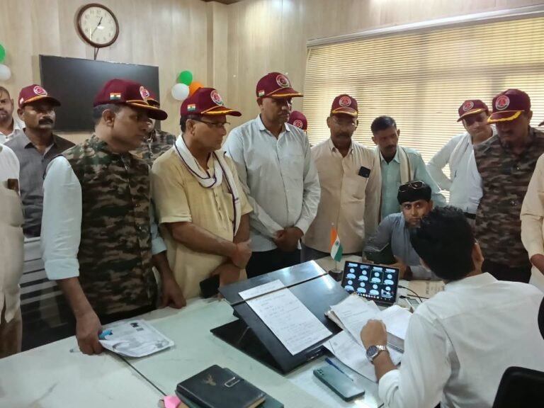 बाह में पूर्व सैनिक संघर्ष समिति की SDM से मुलाकात, सत्यभान सिंह के जमीन विवाद का तत्काल समाधान