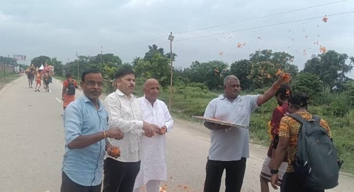 शिव भक्तों पर पुष्प वर्षा, सेवा और श्रद्धा का बना अद्भुत संगम